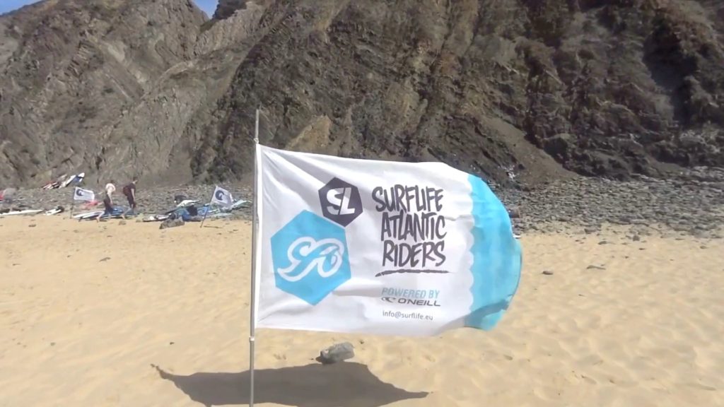 Immer mit dabei: die Erkennungsfahne der Surflife Atlantic Riders