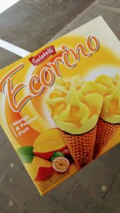 Dieses leckere vegane Eis gibt es übrigens bei Lidl in zwei Sorten ("Mango & Passionsfrucht" und "Rote Früchte") in Spanien, nicht jedoch in Portugal! ;)