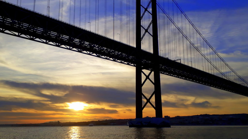 Sonnenuntergang hinter der Ponte 25 de Abril