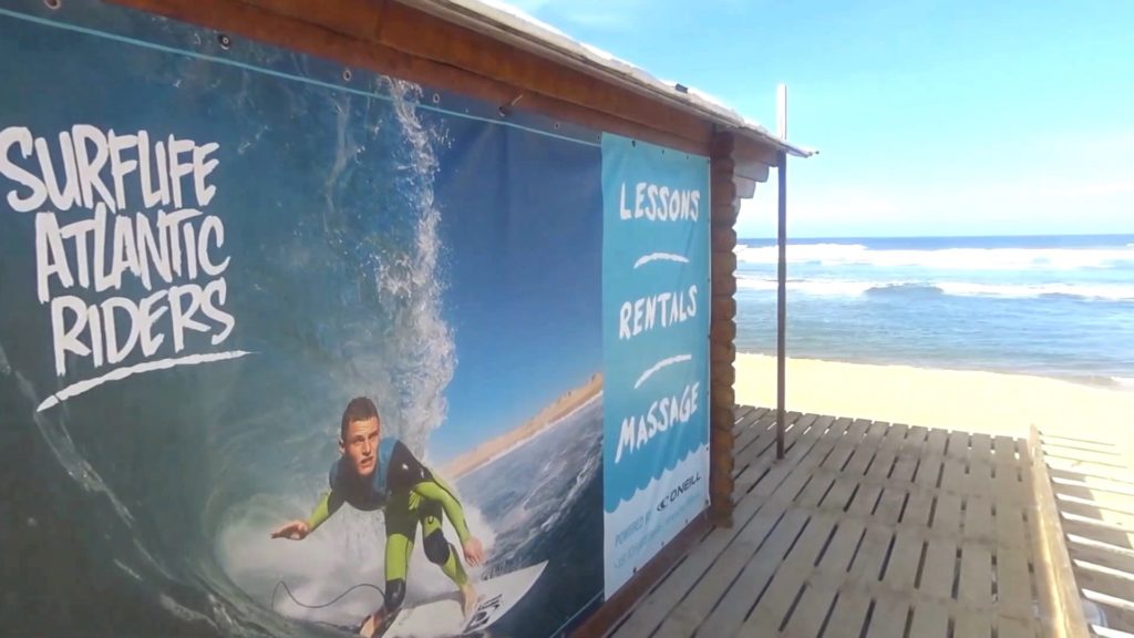 Die Beachhütte der Surflife Atlantic Riders am Praia da Amoreira