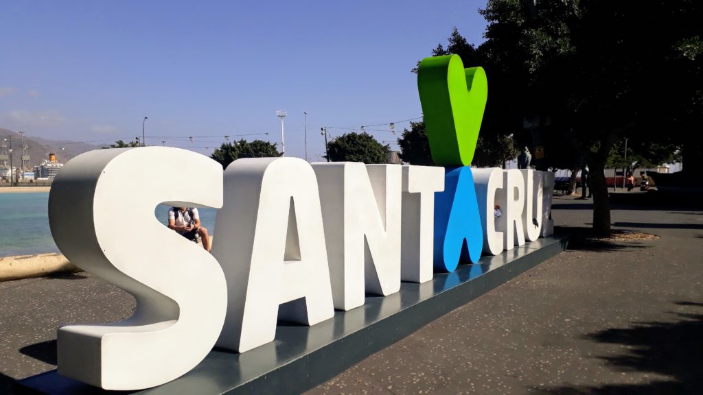 Plaza de España con letras "Santa Cruz"