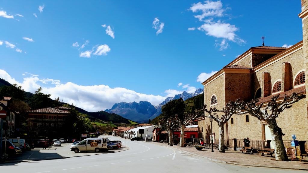 Potes mit Iglesia nueva de San Vicente und Picos de Europa im Hintergrund