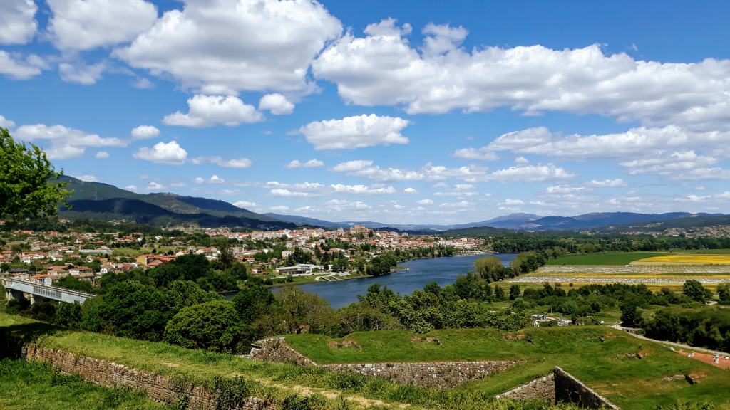 Blick von der Festungsstadt Valença über den Rio Minho nach Spanien