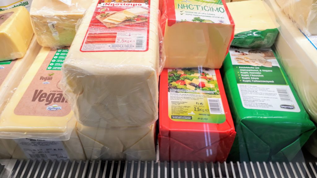 Veganer "Fastenkäse" in 2,5-Kilo-Blöcken in der Käsetheke eines zyprischen Supermarktes