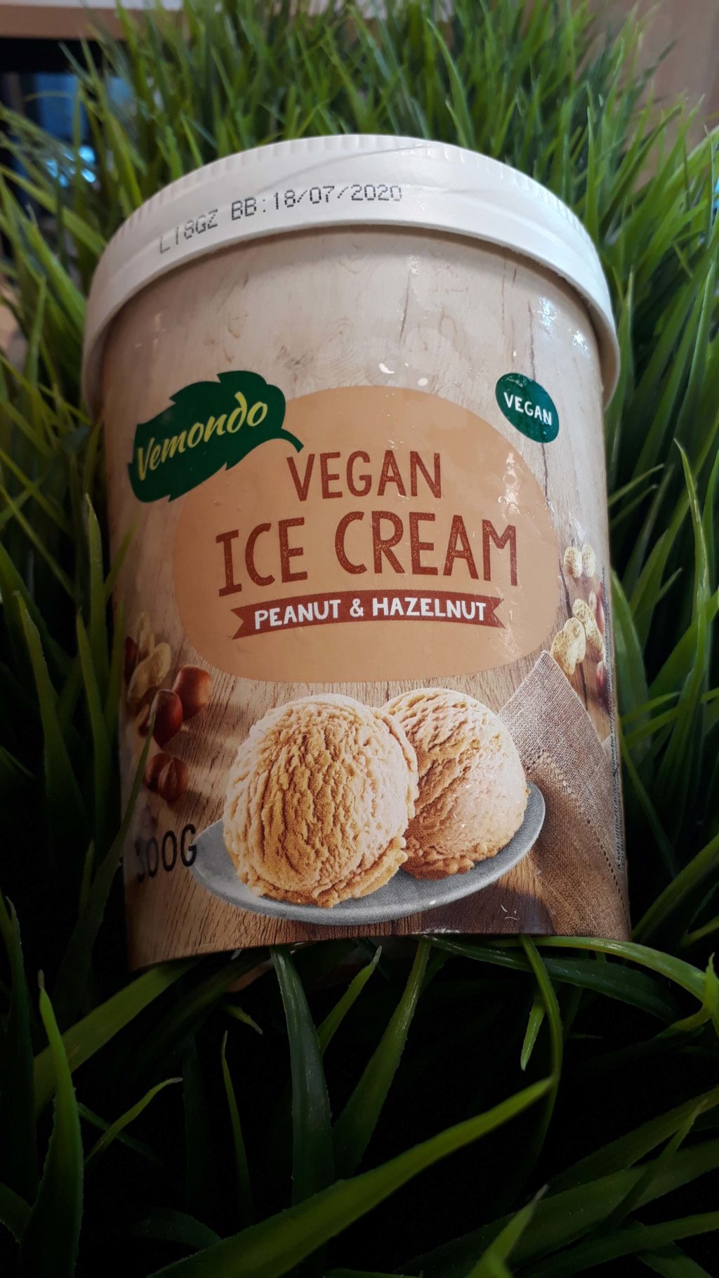 Veganes Eis mit Erdnuss-Haselnuss-Geschmack