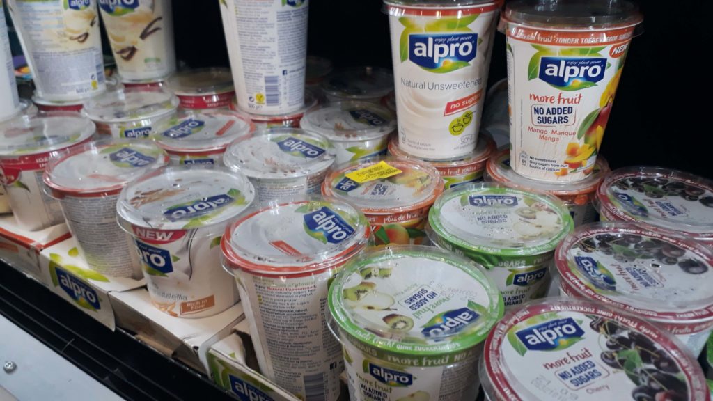 Verschiedene Alpro-Joghurts, auch die ungesüßten Frucht-Joghurts