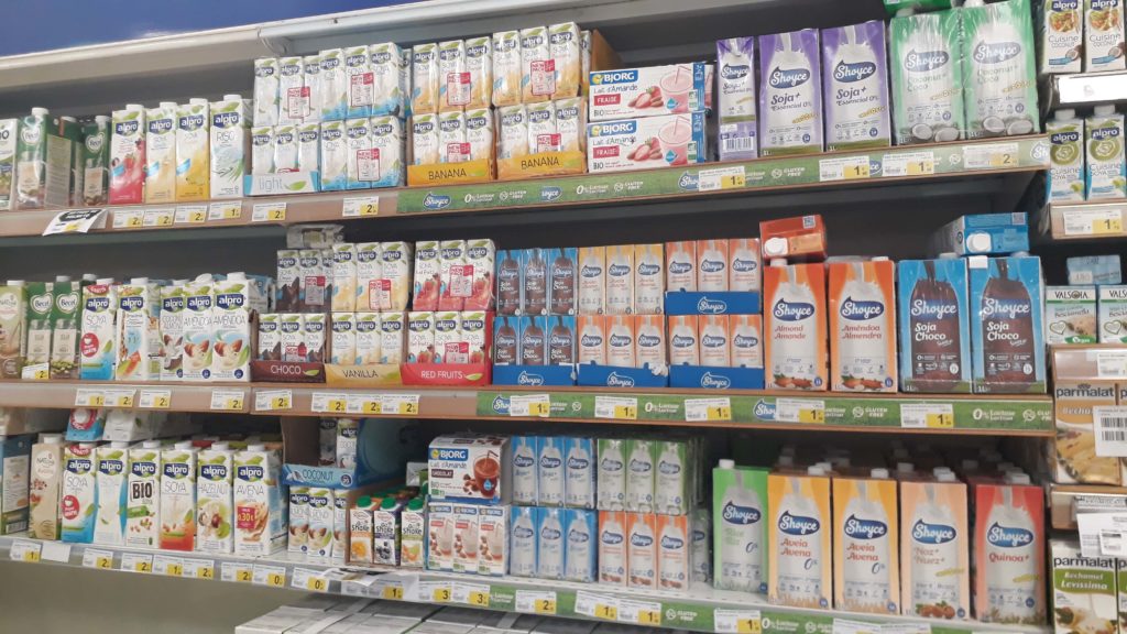 Reichlich Auswahl an pflanzlicher Milch: Soja, Reis, Mandel, Kokos, Hafer, ...