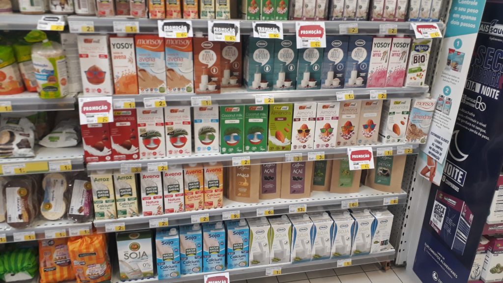 Reichlich Auswahl an pflanzlicher Milch: Soja, Reis, Mandel, Kokos, Hafer, ...