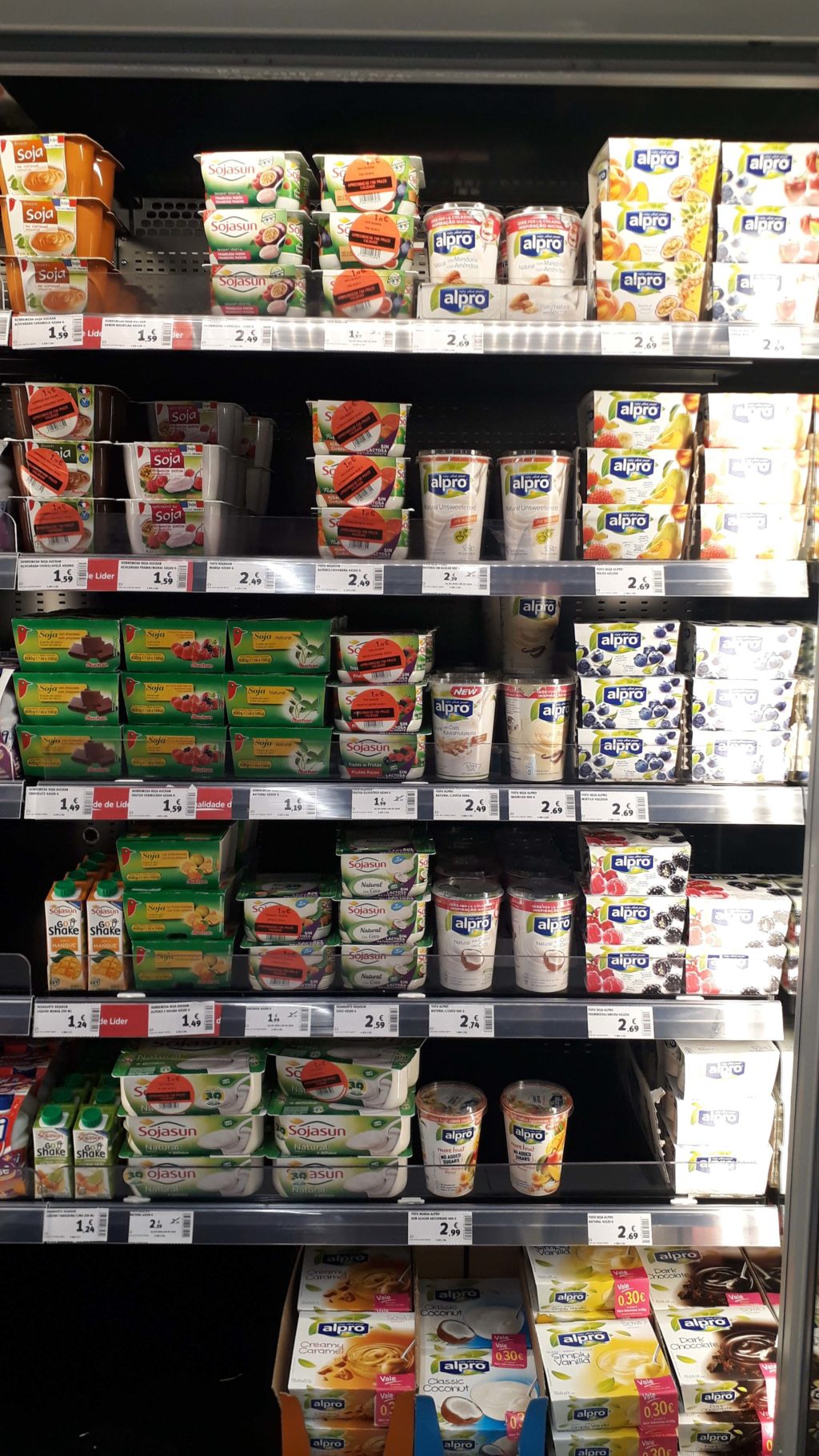Auswahl an pflanzlicher Joghurts