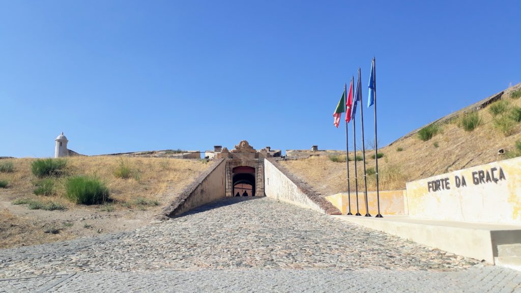 Eingang zum Forte de Nossa Senhora da Graça
