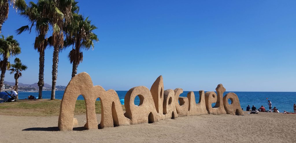 Schriftzug an Málagas beliebtem Stadtstrand Playa La Malagueta