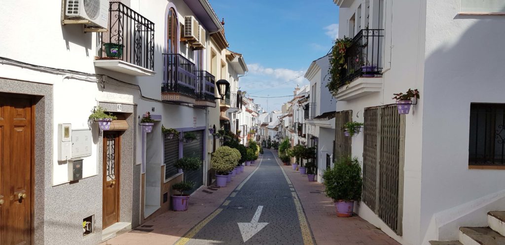 Mit Blumen geschmückte Straßen: typischer Anblick in Estepona