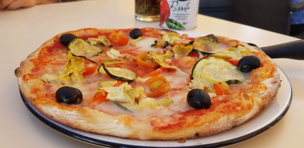 Pizza mit veganem Käse bei Pizza Express