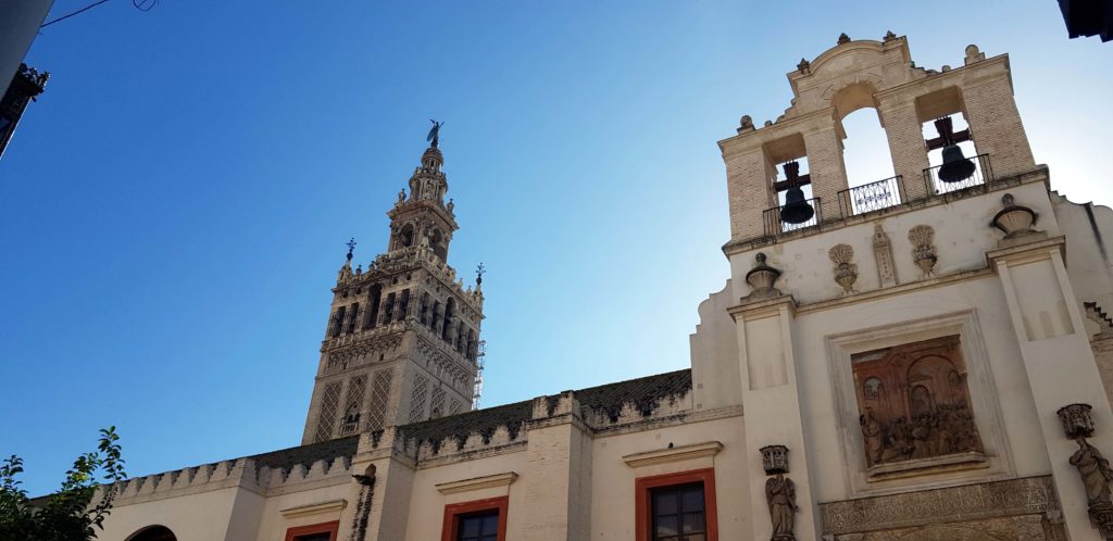 Der Turm "Giralda" der Kathedrale von Sevilla lässt sich von fast überall in der Altstadt aus sehen