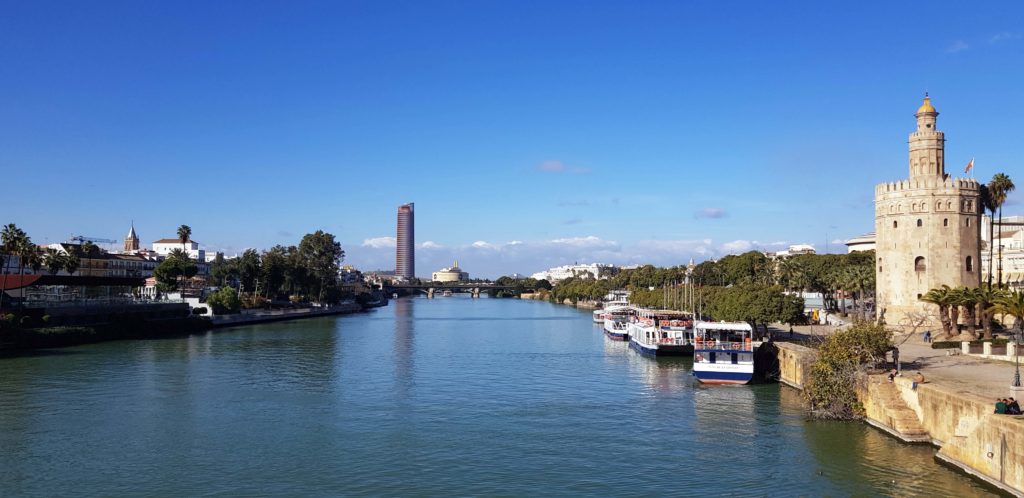 Blick auf die Puente de Isabel II über den Guadalquivir, rechts der Torre del Oro