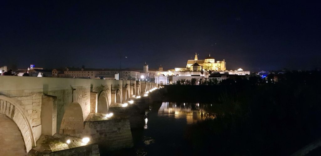 Puente Romano in der Altstadt von Córdoba bei Nacht