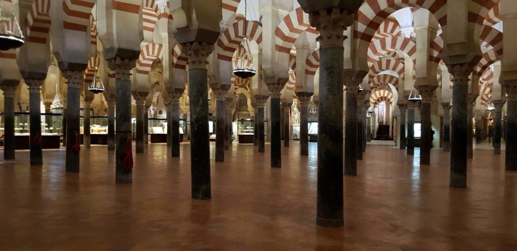 Berühmte Säulenhalle der Mezquita-Catedral in Córdoba