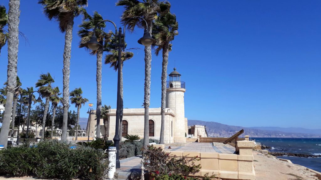 Leuchtturm Faro de Roquetas de Mar vor dem Castillo de Santa Ana