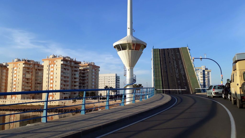 Klappbrücke Puente del Estacio über den Canal del Estacio am Mar Menor