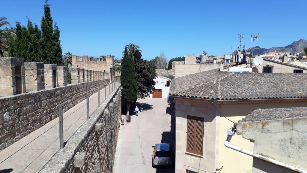 Auf der alten Stadtmauer von Alcúdia
