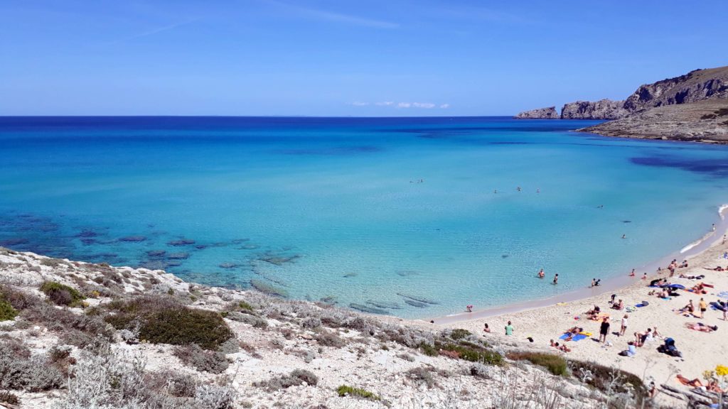 Die Cala Mesquida auf Mallorca lädt mit ihrem Traumstrand geradezu zum Baden ein