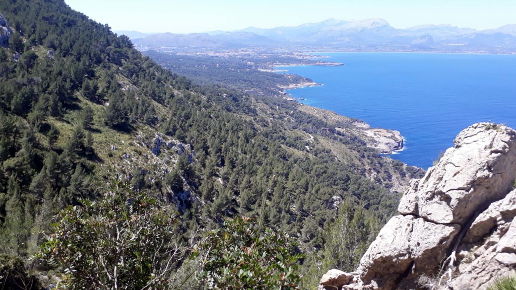 Blick vom Penya des Migdia auf Mallorca