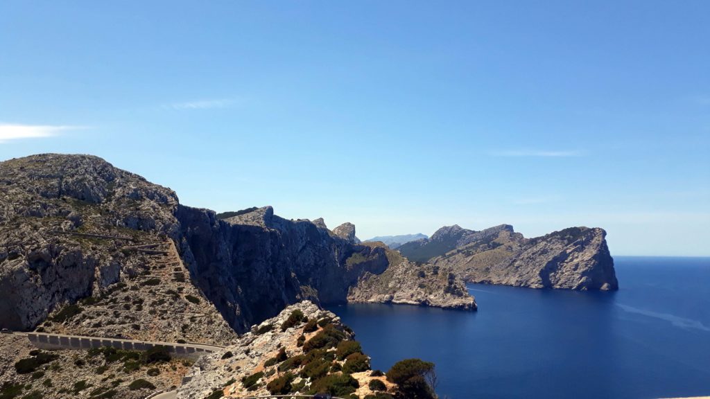 Klippen am Cap de Formentor auf Mallorca: Eine der beliebtesten Sehenswürdigkeiten Mallorcas