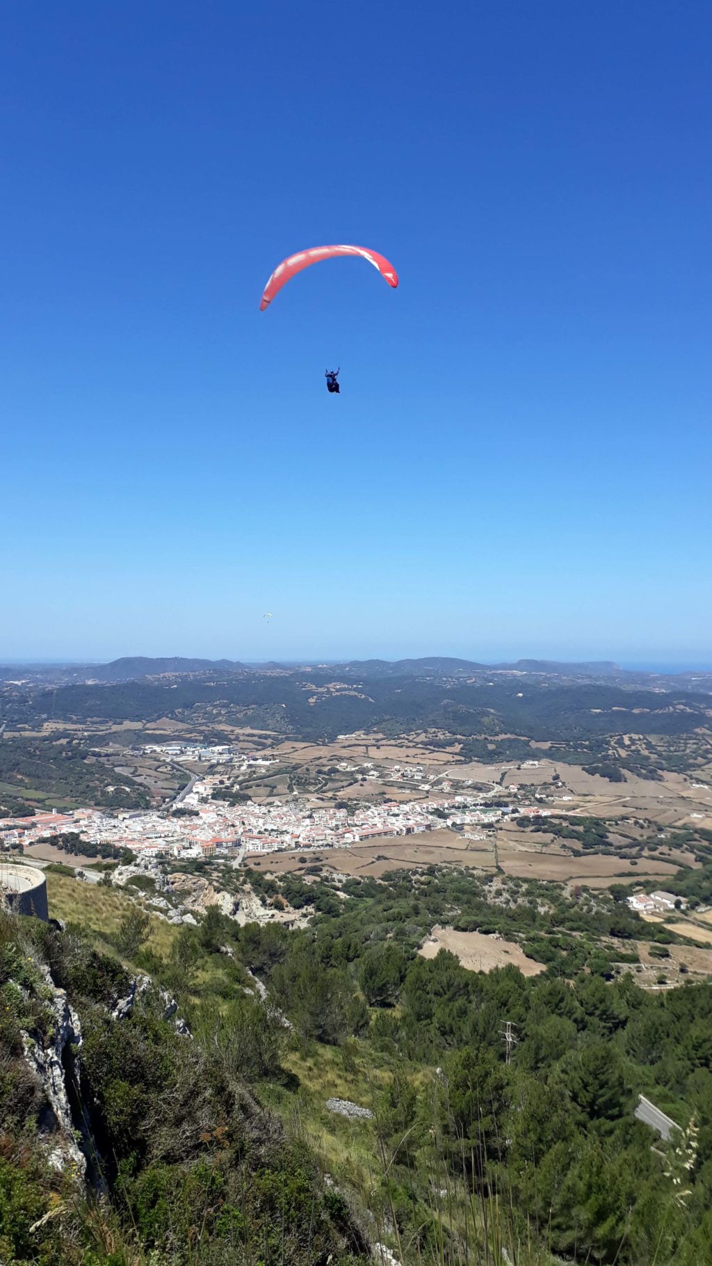 Paraglider vor dem Berg Monte Toro, dem höchsten Punkt Menorcas