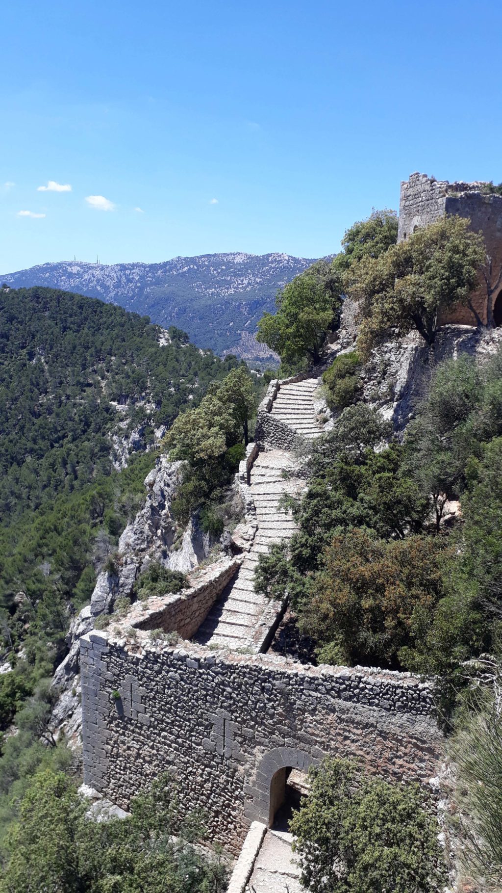 Alte Steintreppen führen zum Castell d'Alaró auf Mallorca hinauf 