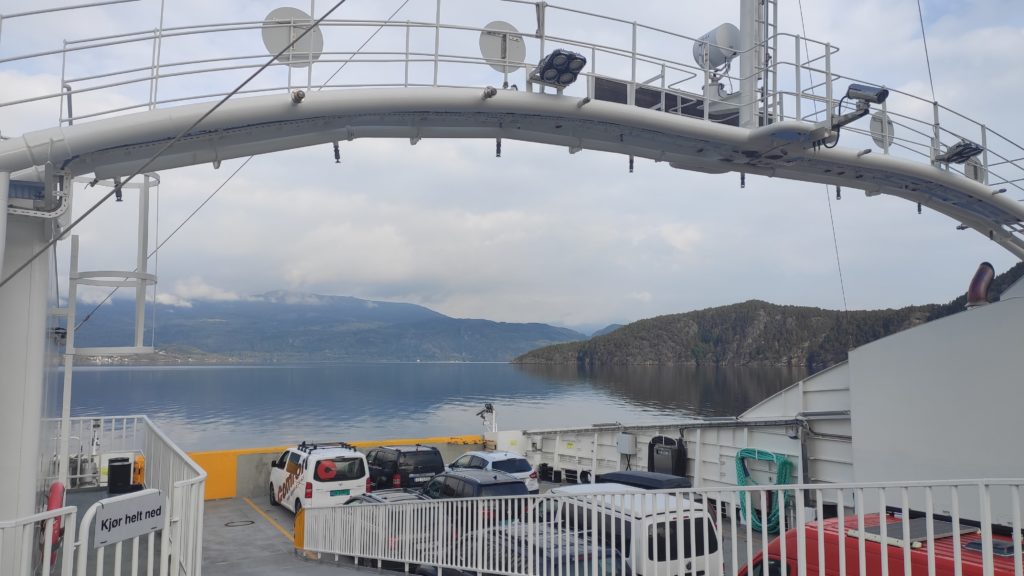 Eine der vielen Fähren Norwegens: Fährfahrt über den Hardangerfjord
