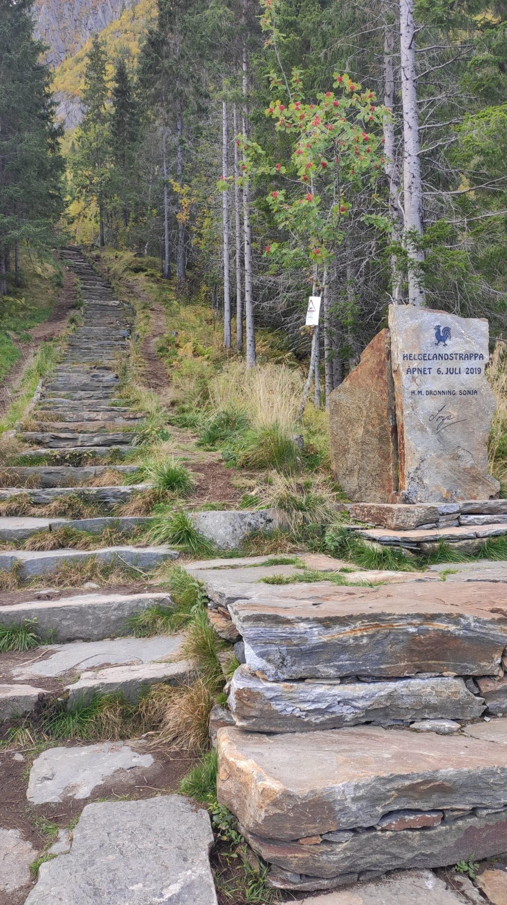 Beginn der Helgelandstrappa, der bald längsten Steintreppe in Norwegen