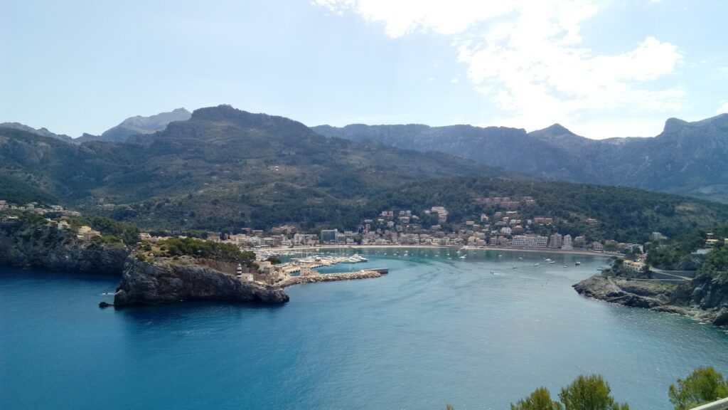 Port de Sóller ist ein sehr beliebter Urlaubsort auf Mallorca