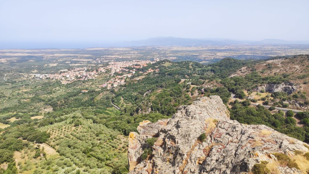 Blick von der Burgruine Casteddu Etzu auf Sardinien Richtung Nordwesten