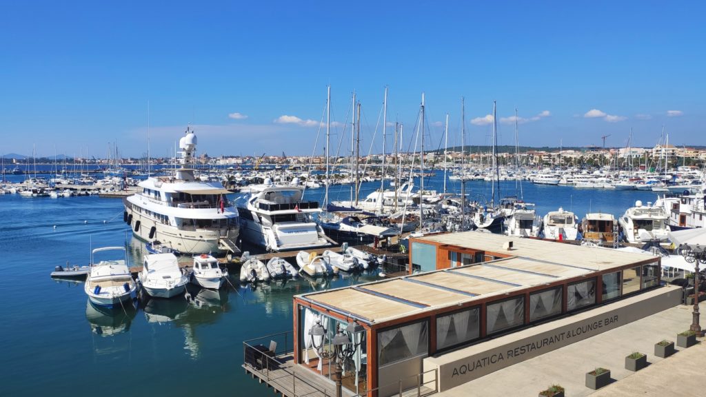 Hafen von Alghero: Hier kann man sich ein Boot mieten und zum Capo Caccia mit der Neptungrotte fahren
