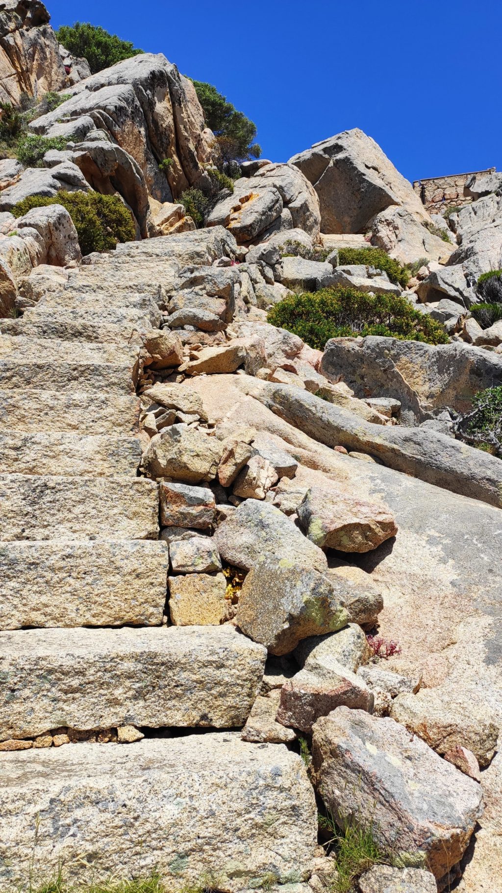 Steintreppe zum Gipfel des Monte Tejalone auf Caprera