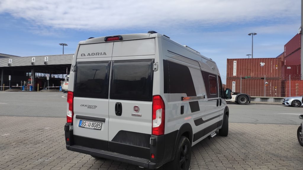 Unser Wohnmobil im Hafen von Hamburg: Für die Größe bietet sich eine RoRo-Verschiffung an