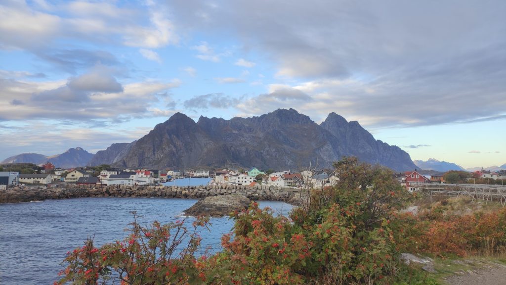 Vor den schroffen Bergen der Lofoten in Norwegens Norden wirken die Häuser noch kleiner