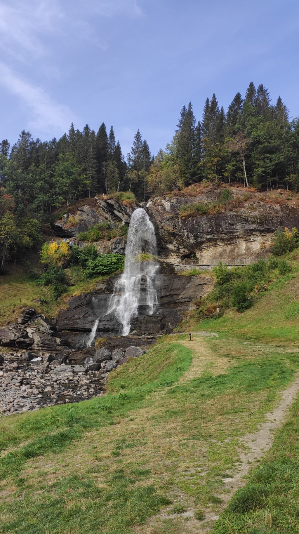 Steinsdalsfossen: Ein Fußweg führt unter dem Wasserfall entlang zu einer kleinen Aussichtsolattform