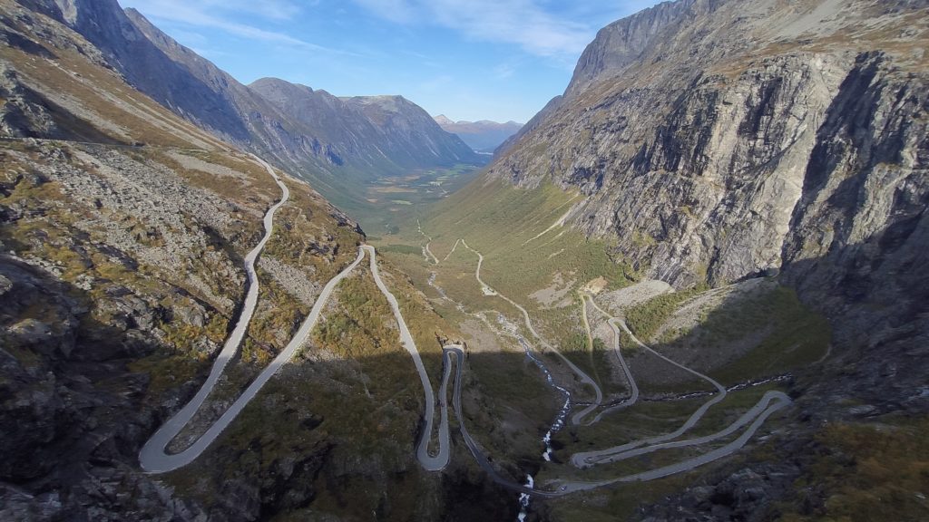 Die elf Haarnadelkurven der Passstraße Trollstigen in Norwegen