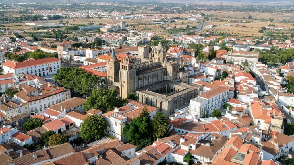 Kathedrale und Tempel (links) von Évora