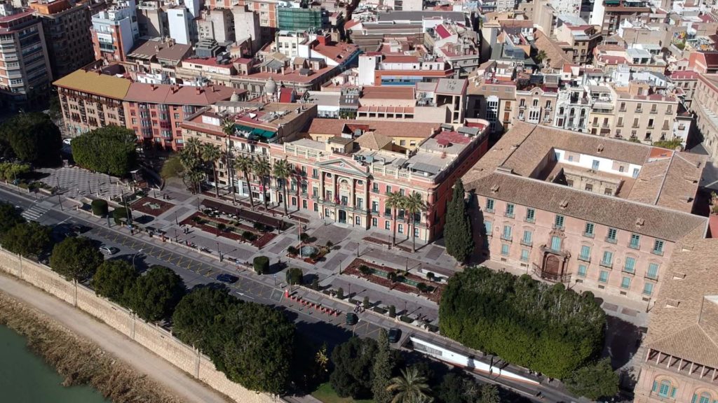 Glorieta de España mit dem Rathaus und Palacio Episcopal in Murcia