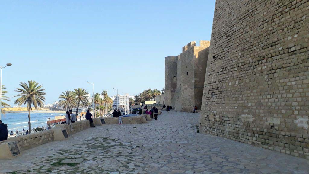 Popular meeting place for teenagers: Promenade between the beach and Ribat of Monastir
