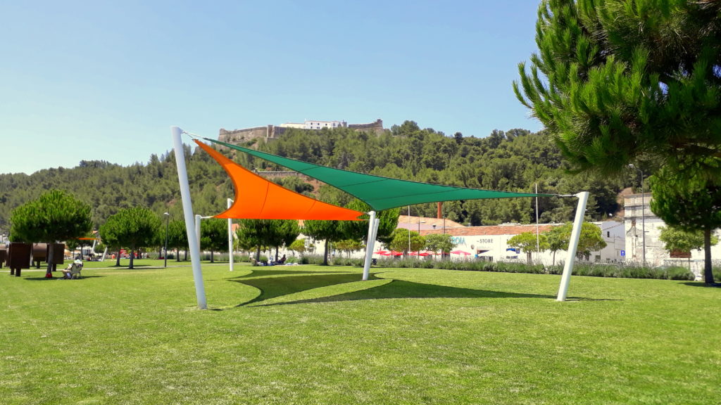 El parque al lado de Praia da Saúde invita a tomar una siesta bajo los entoldados