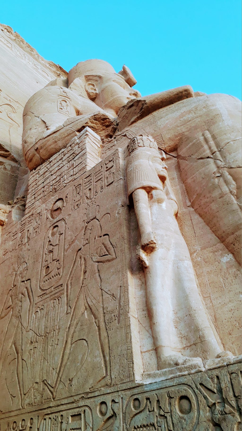 Estatua de Ramsés II y su esposa Nefertari, que ni siquiera llega a sus rodillas