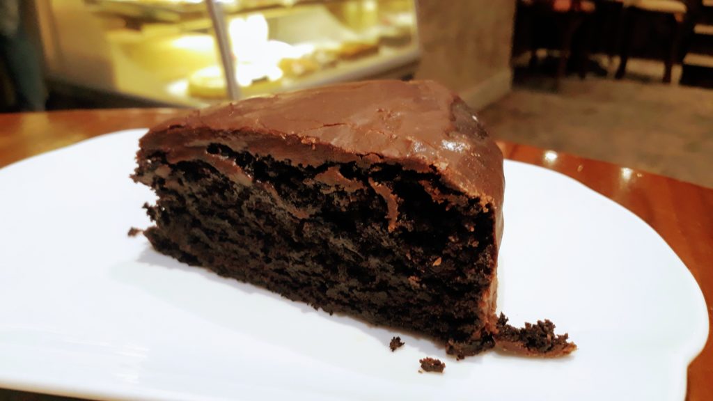 Pastel de chocolate vegano en el Cake Café