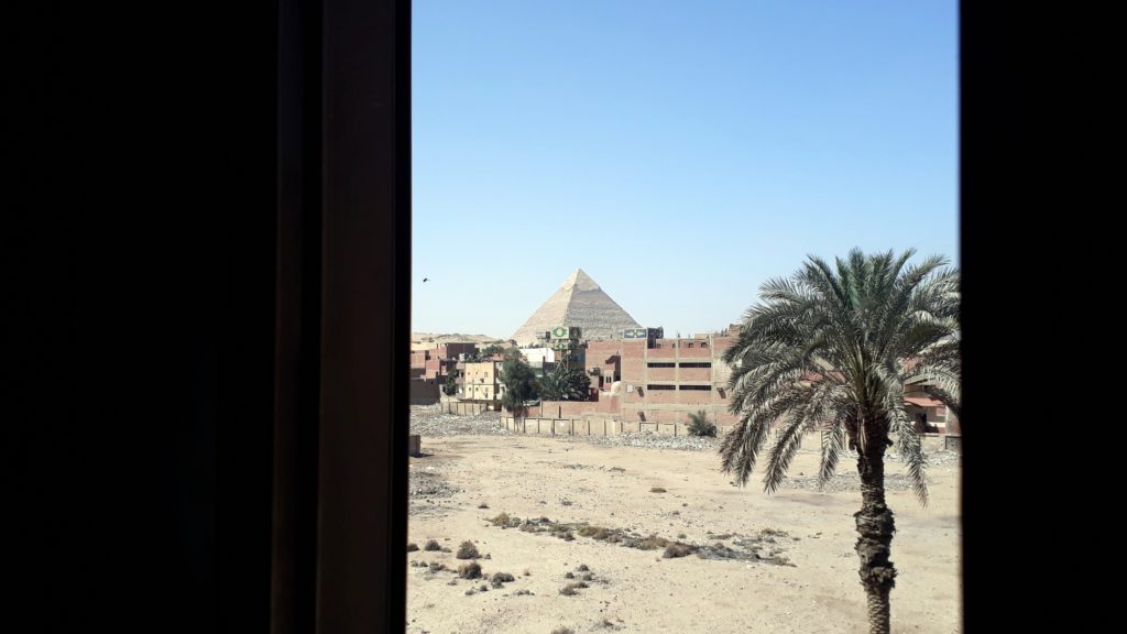 Vista desde la ventana en Pyramids Inn Motel
