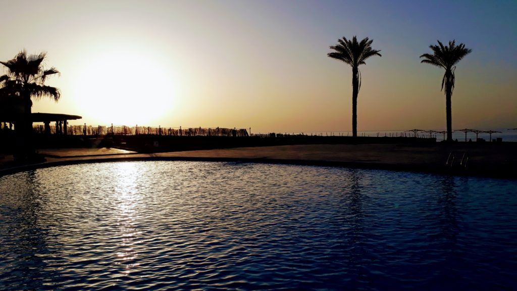 Puesta de sol sobre una piscina en Egipto